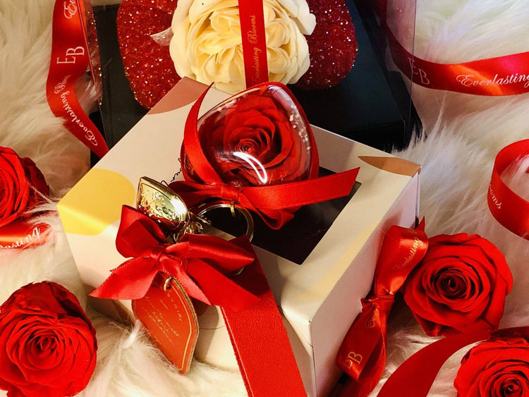 V Everlasting Rose Gift Pack.