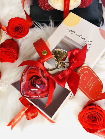 V Everlasting Rose Gift Pack.
