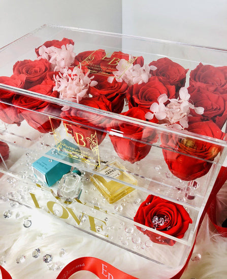 V Everlasting Rose Ultimate Red Gift Pack.
